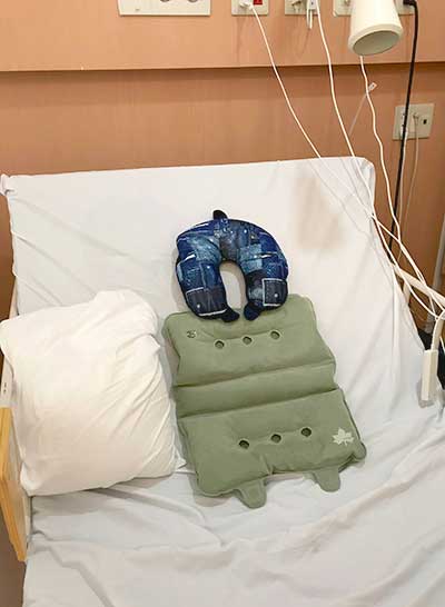 病室のベッドで持参クッションを使用し快適に過ごす